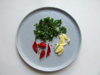 2、想补钙就喝鲫鱼豆腐汤,葱姜蒜切好、辣椒切段