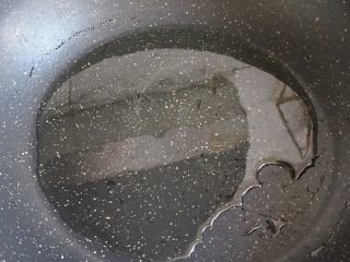 4、想补钙就喝鲫鱼豆腐汤,平底锅烧热,放入少量油