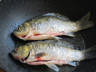 5、想补钙就喝鲫鱼豆腐汤,将鲫鱼放入