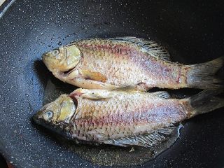 6、想补钙就喝鲫鱼豆腐汤,煎至两面呈金黄色