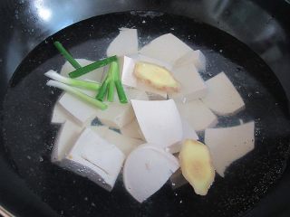 7、想补钙就喝鲫鱼豆腐汤,另起一锅,放入豆腐、葱段、姜片、蒜头