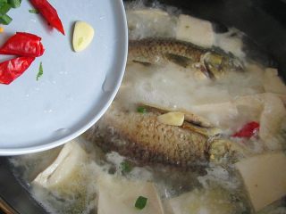 9、想补钙就喝鲫鱼豆腐汤,放入辣椒、蒜头,转中小火再煮15分钟左右
