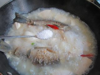 10、想补钙就喝鲫鱼豆腐汤,熬至汤发白,调入盐