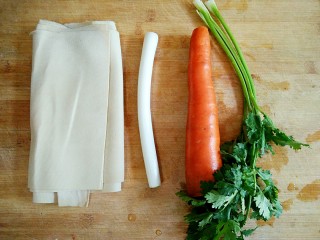 1、凉拌豆腐皮,准备食材。