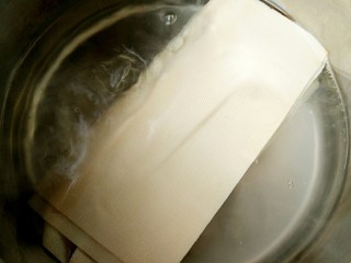 2、凉拌豆腐皮,将豆腐皮铺开水锅中汆2分钟捞出凉凉。