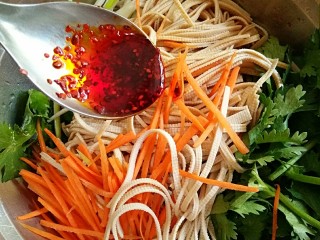 7、凉拌豆腐皮,淋适量油泼辣子，油泼辣子根据个人口味添加就好。