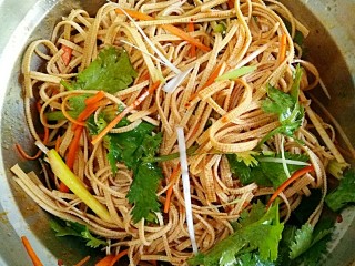 8、凉拌豆腐皮,拌匀。