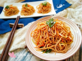 9、凉拌豆腐皮,装盘。