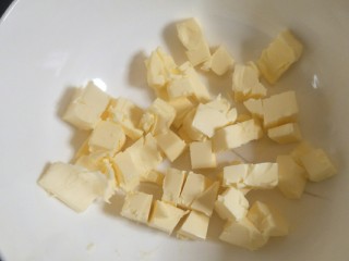 2、大理石花纹磅蛋糕,室温软话黄油130g可以用手指轻易戳下去的程度