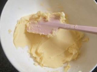 4、大理石花纹磅蛋糕,把糖粉按进黄油里