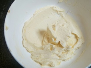 7、大理石花纹磅蛋糕,把边缘集中在一起,大概到2倍大