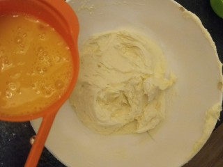 8、大理石花纹磅蛋糕,加入常温鸡蛋液两个