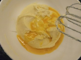 9、大理石花纹磅蛋糕,一定要分次加入