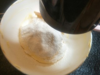 11、大理石花纹磅蛋糕,加入过筛低粉120g