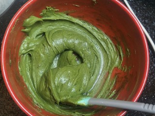 15、大理石花纹磅蛋糕,继续拌20来下到面糊出现光泽为止