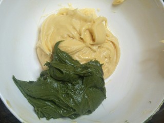 16、大理石花纹磅蛋糕,把两份面糊都出现光泽后