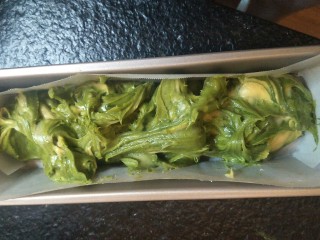 18、大理石花纹磅蛋糕,加入模具中