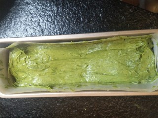 19、大理石花纹磅蛋糕,把面糊抹成两倍高中间低的形状烤箱烤180°45分钟