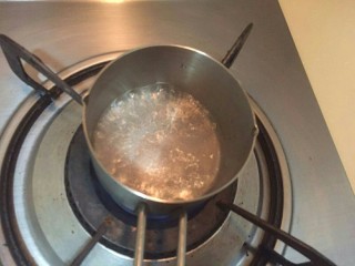 20、大理石花纹磅蛋糕,准备糖水20ml细砂糖10g加入到糖融化