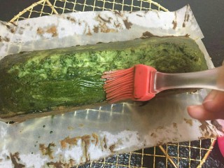 23、大理石花纹磅蛋糕,趁热刷上糖浆。