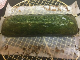 24、大理石花纹磅蛋糕,四面都装上后放凉。