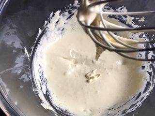 2、魔法蛋糕,用蛋抽搅拌至细砂糖溶解，蛋黄颜色变白。