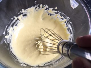 4、魔法蛋糕,直至加完，蛋黄糊浓稠。