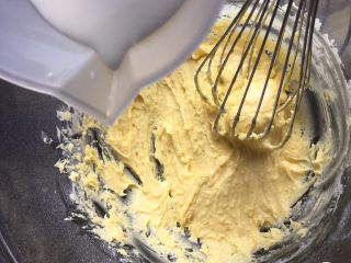 7、魔法蛋糕,牛奶加温至37度左右，也分几次加入，每次加入都要拌匀后再加。