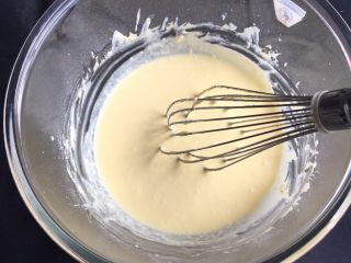 8、魔法蛋糕,直至加完，变成蛋黄液体。