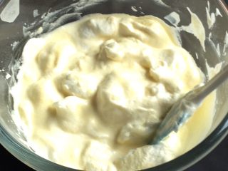 11、魔法蛋糕,从底部向上翻个7-8次就可以了，不要拌匀奥！如果拌匀就看不到层次了。