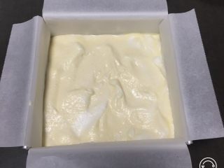 12、魔法蛋糕,模具里铺上油纸或烤盘纸，烘烤中会漏液的。