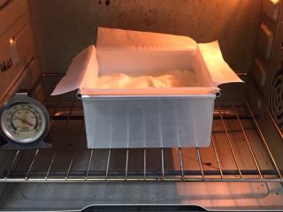 13、魔法蛋糕,烤箱预热至140度，模具送入烤箱烤制45分钟，烤完冷却，很嫩的蛋糕不要倒扣奥！