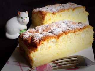 14、魔法蛋糕,冷却后脱模，切开看有三层，底部是布丁层，中间是奶黄层，上层是海绵蛋糕。