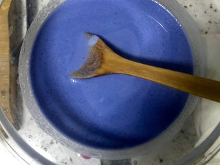 3、青花瓷奶黄冰皮月饼,加入蓝色蝶豆花水搅拌均匀过筛备用