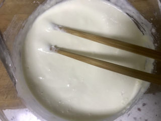 6、青花瓷奶黄冰皮月饼,加入牛奶搅拌均匀过筛