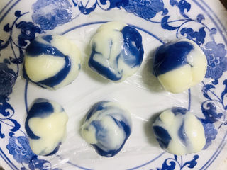 15、青花瓷奶黄冰皮月饼,蓝色冰皮和白色冰皮搓成青花，每份30克左右