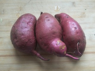 1、不一样的红薯芝士蛋糕????—绝赞美味!,准备800克红薯。