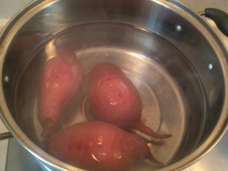 2、不一样的红薯芝士蛋糕????—绝赞美味!,用你能想到的办法把红薯弄熟就行。我选择水煮比较快。煮到内心软烂就行。因为后面我们要把它压成泥的。