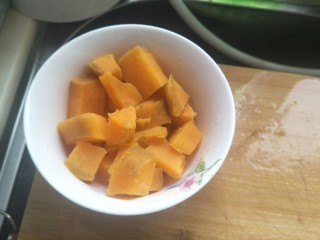 6、不一样的红薯芝士蛋糕????—绝赞美味!,切出小块备用,这个我们放在蛋糕的最底下了,作为一个铺成。现在放在一边就好。