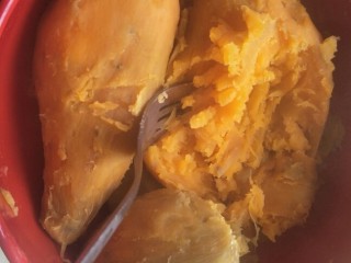 7、不一样的红薯芝士蛋糕????—绝赞美味!, 接下来把后面的700克红薯压成泥。用力压成泥我是用料理机打了一遍。(大力出奇迹。)没有的话用网过筛一遍就可以啦。