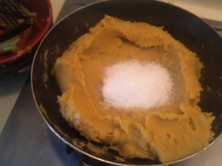 9、不一样的红薯芝士蛋糕????—绝赞美味!,放入40克糖。