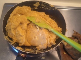 12、不一样的红薯芝士蛋糕????—绝赞美味!,大力出奇迹。耐心的炒馅尽量收干水分。