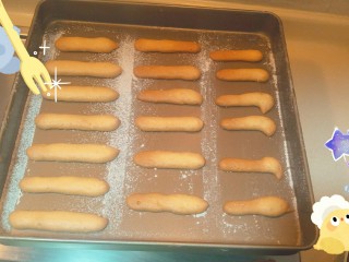 14、不一样的红薯芝士蛋糕????—绝赞美味!,在冷却期间我们做手指饼干。这个教程在上一期里,这里节省步骤了.你也可以去楼下买一包奥利奥代替。当蛋糕的底部。