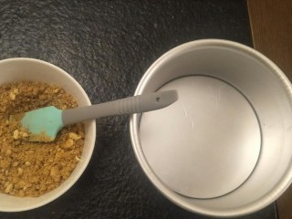 18、不一样的红薯芝士蛋糕????—绝赞美味!,铺在六寸活底磨具里。