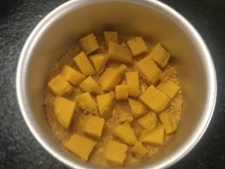 20、不一样的红薯芝士蛋糕????—绝赞美味!,再铺一层我们之前切好的红薯塊