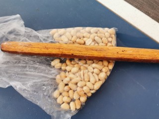 3、花生酥糖,放入食品袋  用擀面杖压稍碎一些