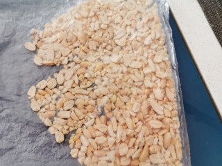 4、花生酥糖,不用压太碎  这样就可以了