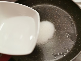 7、花生酥糖,放入清水