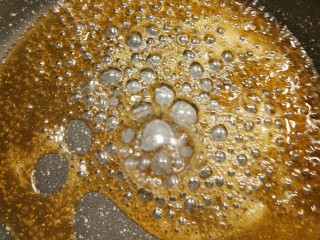 9、花生酥糖,煮开后 开始起大泡泡  转小火
