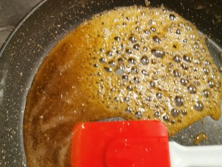 10、花生酥糖,慢慢变成小泡泡